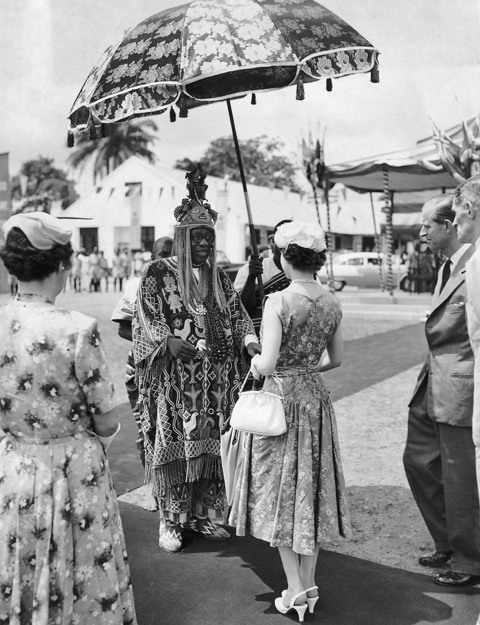 queen elizabeth ii with ijebu ode