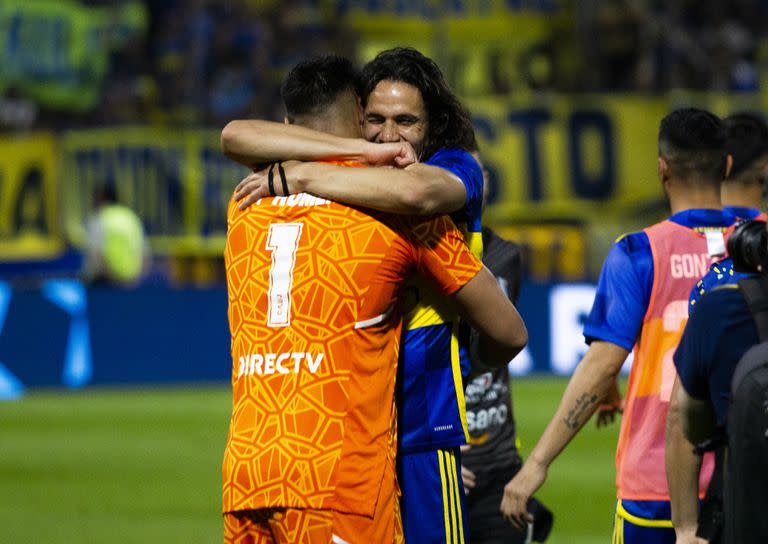 Sergio Romero y Edinson Cavani se abrazan tras sellar la clasificación a los cuartos de final de la Copa Argentina