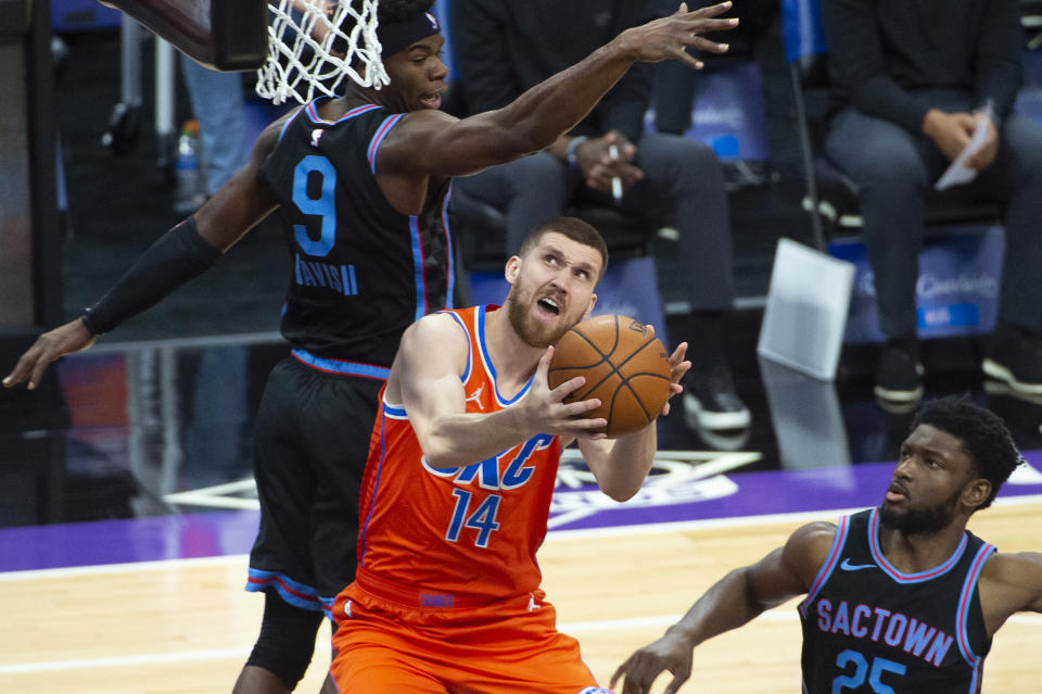 Sacramento Kings guard Terence Davis (9) guards Oklahoma City Thunder guard Svi Mykhailiuk (14) during the first quarter of an NBA basketball game in Sacramento, Calif., Tuesday, May 11, 2021. (AP Photo/Randall Benton)