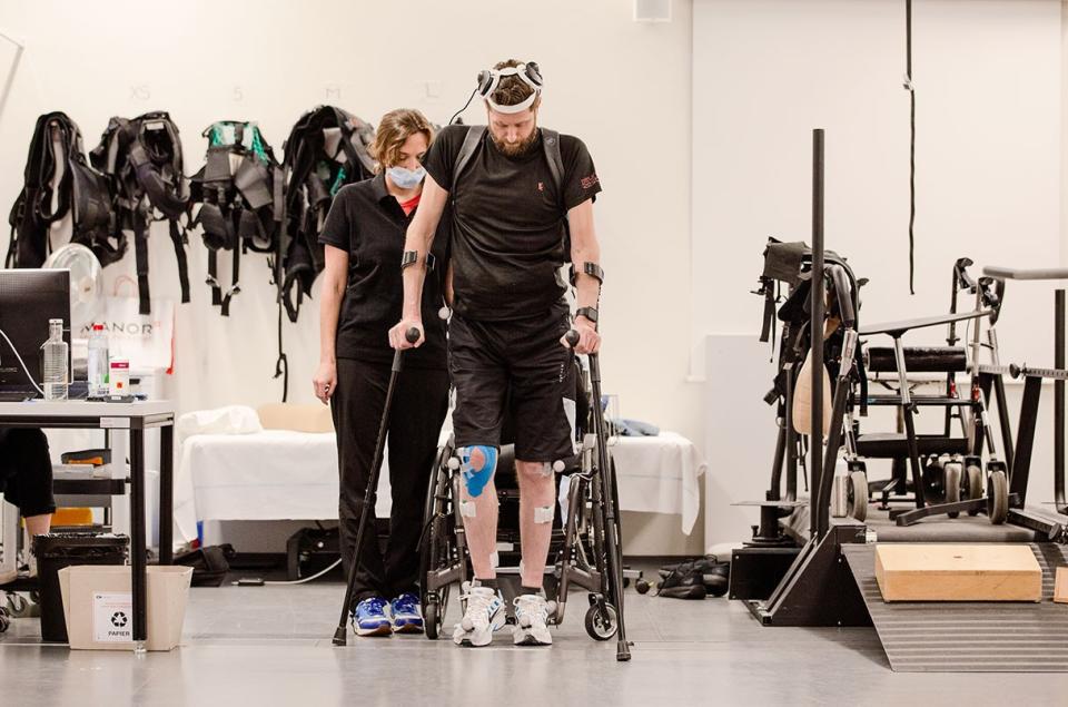 歐斯坎姆癱瘓12年後，終於可重新站立行走。翻攝EPFL網站