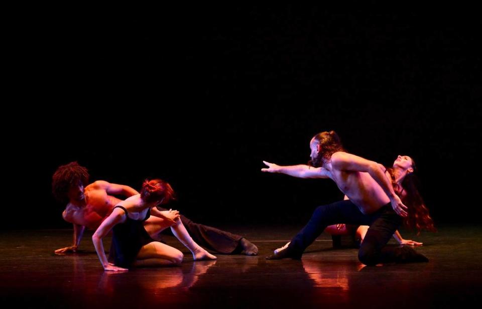 De izquierda a derecha: Armando Brydson, Beatriz García, Rafael Ruiz y Eleny Gialas en “Nosotros”, coreografía de Eriberto Jiménez, presentada por el Cuban Classical Ballet of Miami.