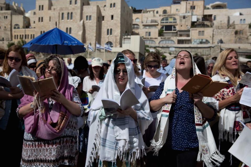 Jüdische Frauen tragen zum Pessach-Fest Gebetstücher vor der Klagemauer in Jerusalem, dem heiligsten Ort, an dem Juden ihre Gebete sprechen können. Die liberale Frauenrechtsgruppe „Women of the Wall“ hatte zum Pessach-Fest Gebetsschals getragen, die sonst Männern vorbehalten sind – und damit die Kritik des ultraorthodoxen Rabbiners auf sich gezogen, der das Ganze eine „Provokation“ nannte. (Bild: Ariel Schalit/AP)