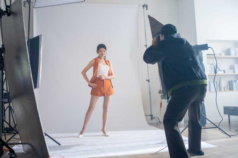 最新產品廣告在年後播出，廣告中蘇宗怡換上多套造型服，大展少女體態。（聯利科技提供）