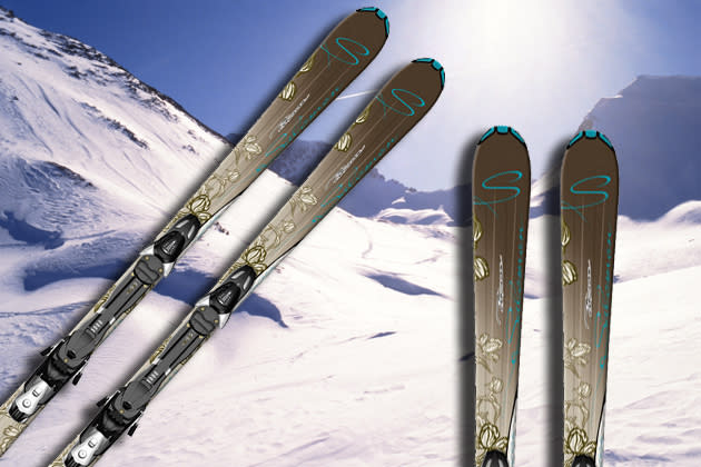 Très chic: Der franzöische Sportartikel-Hersteller Salomon schickt uns mit einem Paar floralen Ski die steilen Hänge hinunter. Wir sagen: Vielen Dank für die Blumen! (Ski Set Origins Topaz von Salomon über snowboardstore4you.de, ca. 330 Euro)