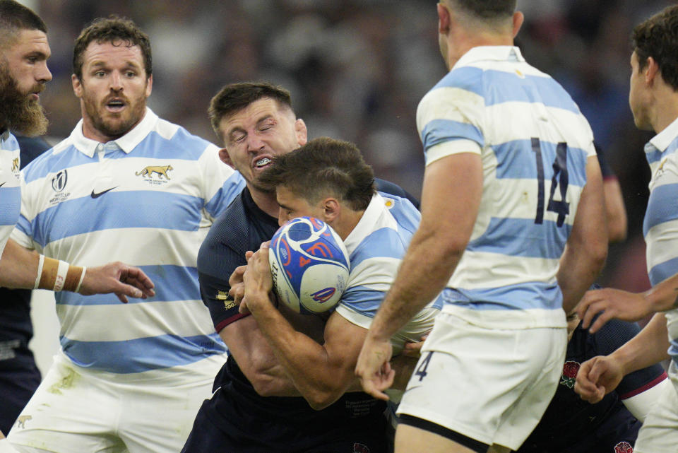 England's Tom Curry, center left, clashes heads with Argentina's Juan Cruz Mallia, for which he got a red card, during the Rugby World Cup Pool D match between England and Argentina in the Stade de Marseille, Marseille, France Saturday, Sept. 9, 2023. (AP Photo/Daniel Cole)