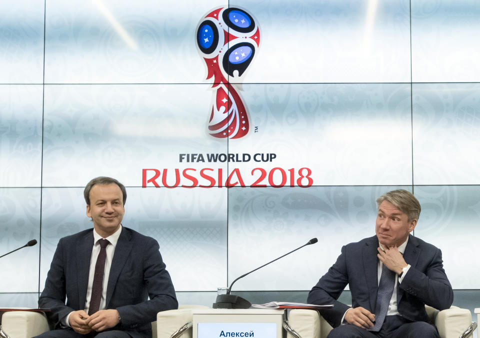 <p>Aunque parezca increíble para algunas personas, las mascotas se declaran listas para motivar a sus equipos en el <a rel="nofollow" href="https://es-us.deportes.yahoo.com/fotos/estadios-mundial-rusia-2018-slideshow-wp-200435156/" data-ylk="slk:Mundial;elm:context_link;itc:0;sec:content-canvas;outcm:mb_qualified_link;_E:mb_qualified_link;ct:story;" class="link  yahoo-link">Mundial</a>. (AP Photo/Pavel Golovkin) </p>