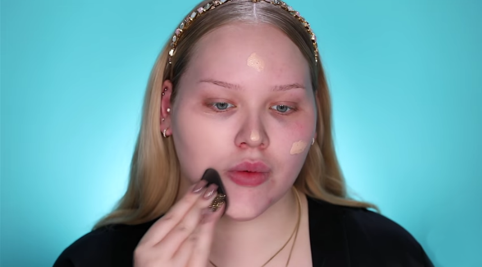 NikkieTutorials tried out the latest evolution of the silicon sponge. (Photo: NikkieTutorials via YouTube)