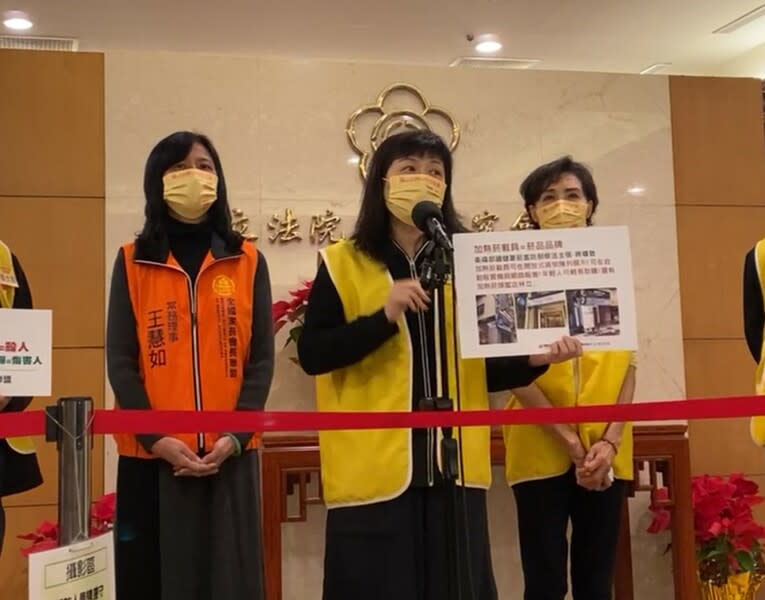 台灣拒菸聯盟4日於《菸害防制法》第4次協商後，召開會後記者會高呼，「對抗菸商，救救下一代」。（直播截圖）