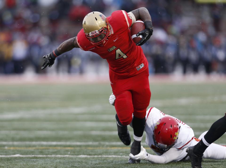 Laval Rouge et Or Pascal Lochard runs with the ball as Calgary Dinos Andreas Iwanegbe attempts to tackle during the Vanier Cup University Championship football game in Quebec City, Quebec, November 23, 2013. REUTERS/Mathieu Belanger (CANADA - Tags: SPORT FOOTBALL)