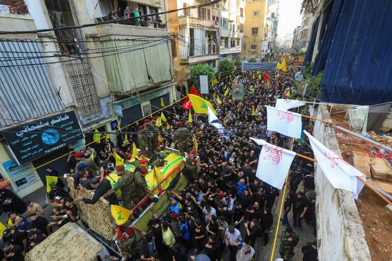 La gente participa en la procesión fúnebre de Ibrahim Aqil, jefe de la Fuerza Radwan de élite de Hezbollah, en los suburbios del sur de Beirut el 22 de septiembre de 2024.