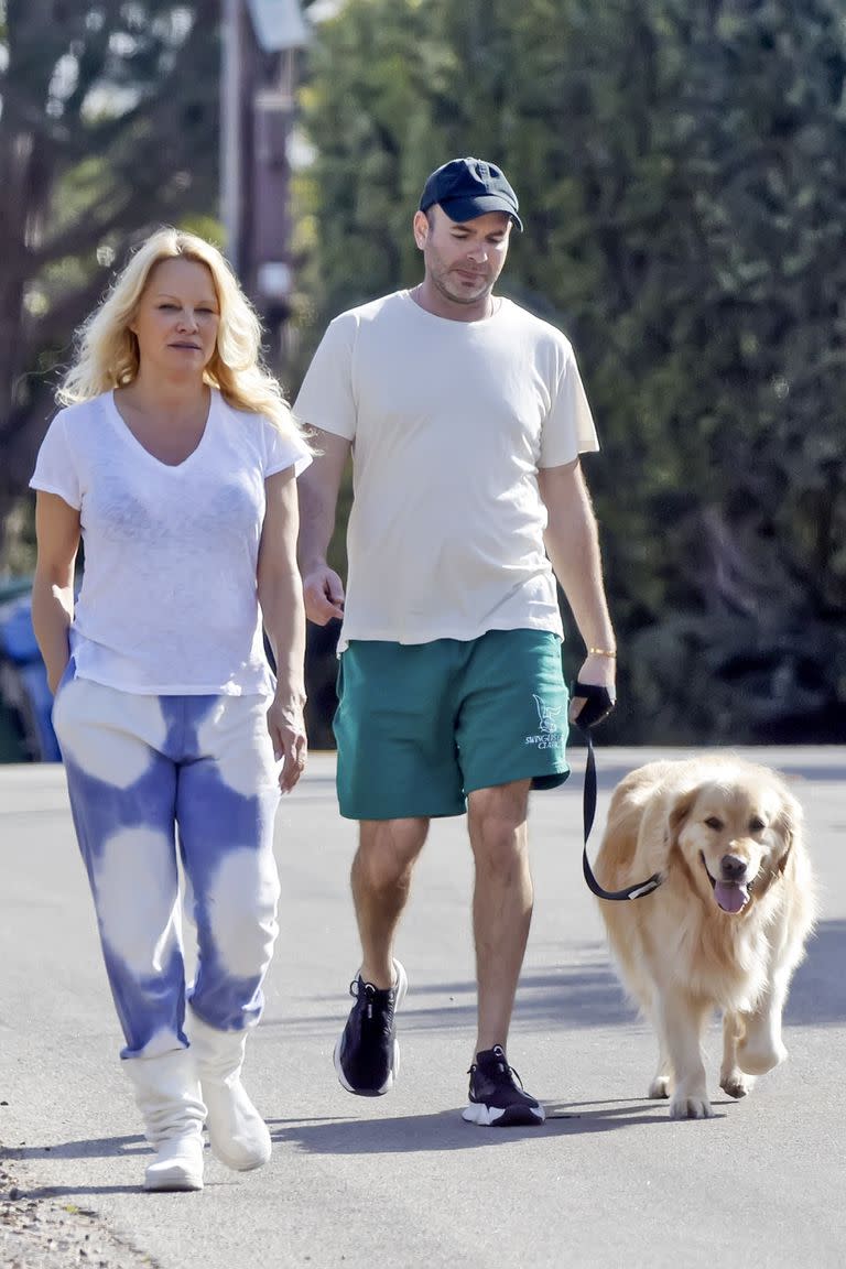 Pamela Anderson junto a su asistente, que lleva a su perro a dar un paseo  