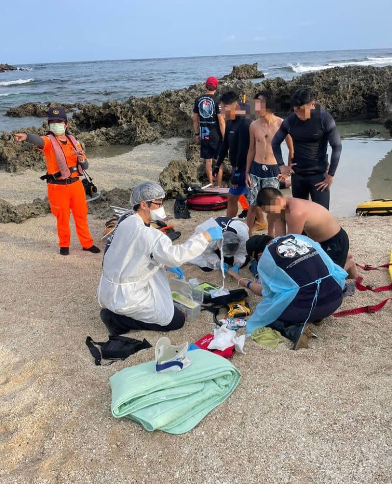 ▲屏東墾丁小巴里島海域6日下午傳出有2名遊客溺水，送醫後雙雙宣告不治。（圖／翻攝畫面）