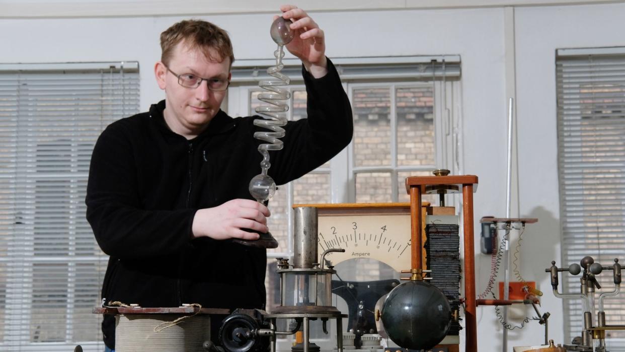 So wurde früher geforscht: Peter Schneider, Wissenschaftlicher Mitarbeiter, präsentiert Exponate der Sammlung physikalischer Versuchsgeräte der Universität Halle.