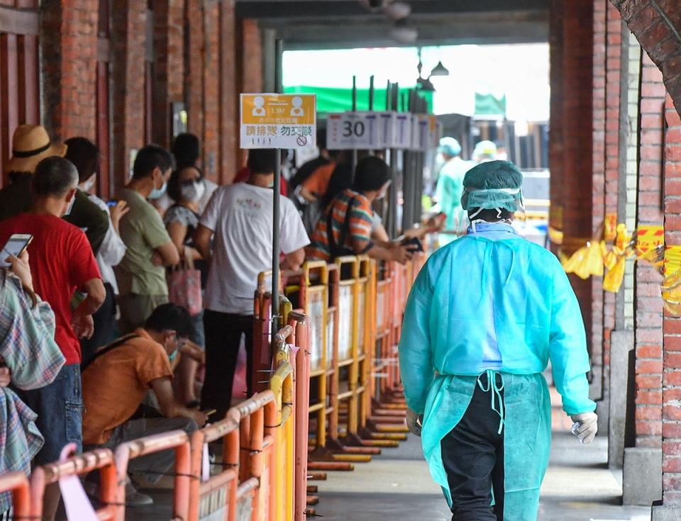 因應雨勢中興、和平、剝皮寮3快篩站明天暫停。（檔案照）