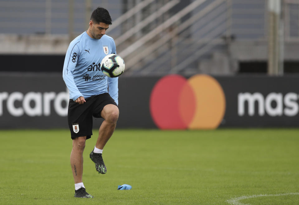 Uruguay's Luis Suarez juggles the ball with his thigh during a practice session in Porto Alegre, Brazil, Wednesday, June 19, 2019. Uruguay will face Japan tomorrow in a Copa America Group C soccer match. (AP Photo/Edison Vara)