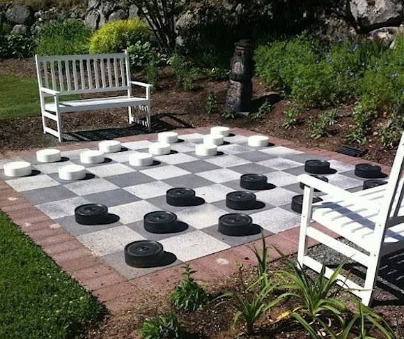 Si lo tuyo son los juegos de mesa, este patio garantiza tardes de diversión y, por qué no ejercicio, gracias a este tablero gigante de damas. Crédito: handmadecharlotte