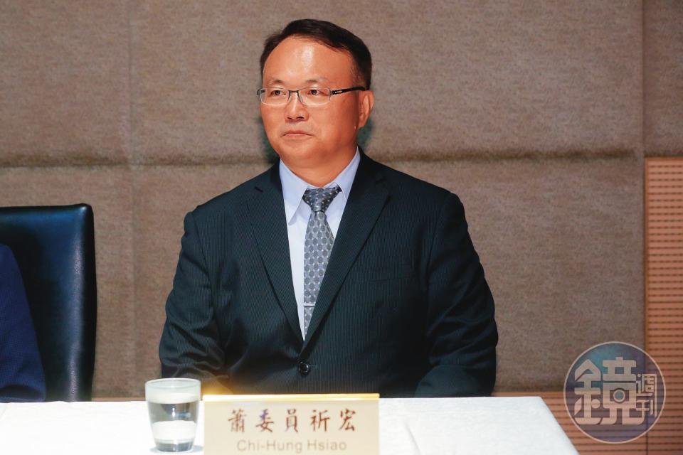 前NCC委員蕭祈宏因違反旋轉門條例擔任電信公司顧問，還透過醫生兒子收取業者50萬元，日前遭雲林地檢署起訴。
