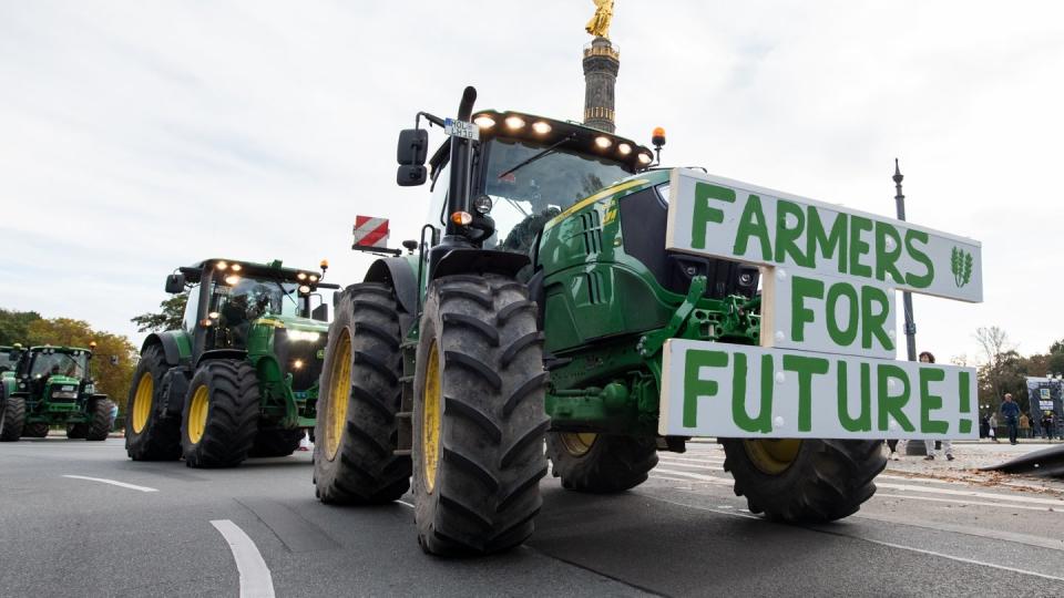 Bauern fahren bei einer Protestaktion gegen das Agrarpaket der Bundesregierung mit ihren Treckern um die Siegessäule.