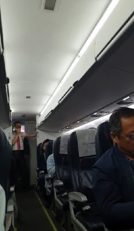 遠航空服員收到停飛消息後，在機上感性向旅客告別。（圖／讀者提供）