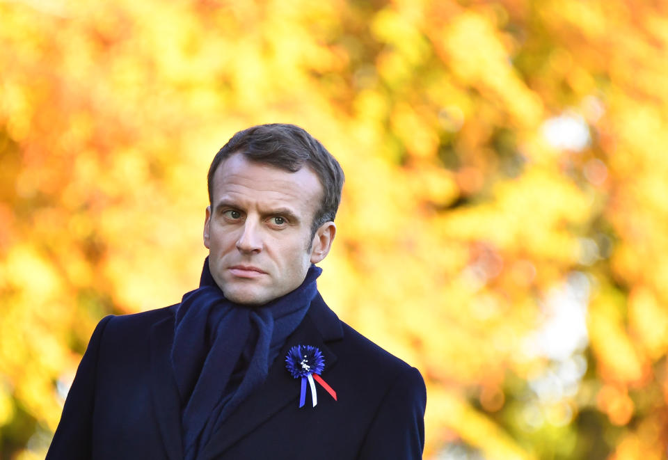 <p>En pleine “itinérance mémorielle”, Emmanuel Macron doit faire face à une vive polémique. En cause ? L’hommage qui devait être rendu aux chefs militaires, dont le maréchal Pétain, aux Invalides le 10 novembre, à l’occasion des cérémonies pour le centenaire de l’armistice de la Grande Guerre. Face au critique, Emmanuel Macron justifie cet hommage. “Je ne fais aucun raccourci, mais je n’occulte aucune page de l’Histoire. Le maréchal Pétain a été pendant la Première Guerre mondiale un grand soldat.” Le président qualifie par la suite de “fausse polémique” les réactions à ses propos. “Il y a un maréchal Pétain qui a été un des acteurs et un des grands soldats de 14-18, et ça vous ne pouvez pas l’effacer, et donc j’ai simplement dit : ‘On n’efface pas l’Histoire, on n’est pas les procureurs de l’Histoire'”, ajoute le chef de l’État.<br>(Crédit Philippe HUGUEN / AFP) </p>