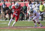 Oct 27, 2018; Houston, TX, USA; Houston Cougars quarterback D'Eriq King (4) carries to ball to score a touchdown as South Florida Bulls defensive back Bentlee Sanders (20) chases during the third quarter at TDECU Stadium. Mandatory Credit: Troy Taormina-USA TODAY Sports