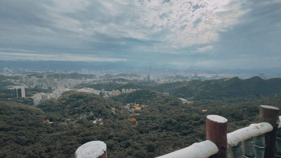 碧山巖位於山區，氣溫宜人涼爽，可看到台北101等景點，相當適合約會。（鏡新聞）