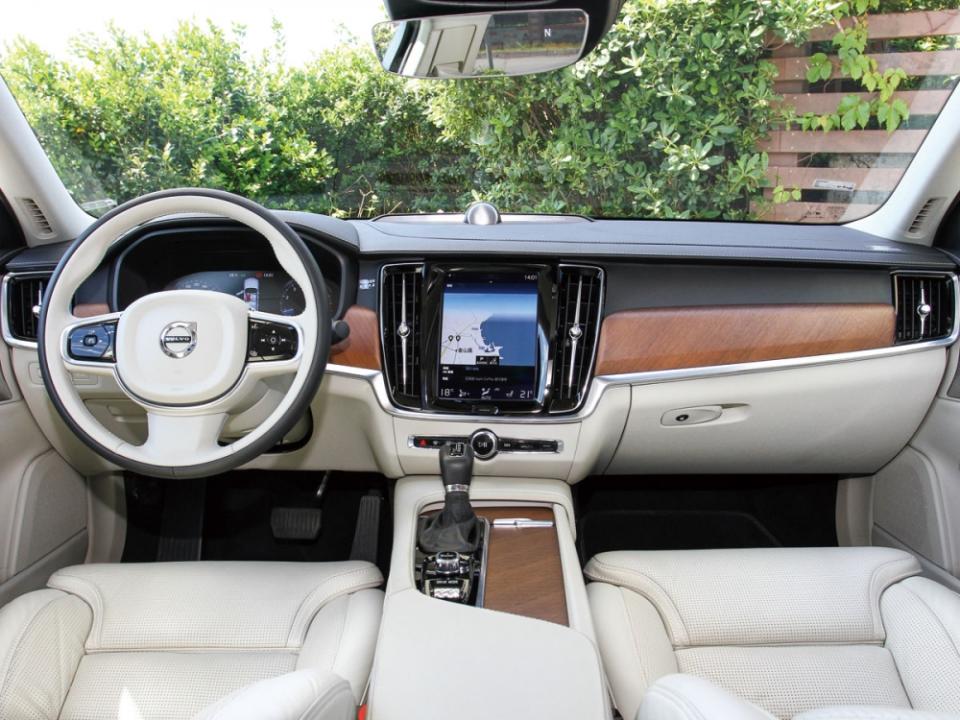 透過寬敞車室與直覺式9吋觸控中控台螢幕整合全車功能，大幅減少車內按鍵，搭配12.3吋數位整合資訊儀表組，讓駕駛能輕鬆判讀所有行車資訊，更能專注於眼前路況。