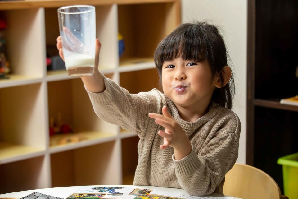 ▲<strong>營養師劉怡里建議，換乳期間可透過飲用鮮奶攝取生乳中含有的珍貴雙重營養，即乳鐵蛋白、<a class="link " href="https://tw.news.yahoo.com/tag/免疫球蛋白" data-i13n="sec:content-canvas;subsec:anchor_text;elm:context_link" data-ylk="slk:免疫球蛋白;sec:content-canvas;subsec:anchor_text;elm:context_link;itc:0">免疫球蛋白</a>，作為乳品選擇的重要參考依據。</strong>