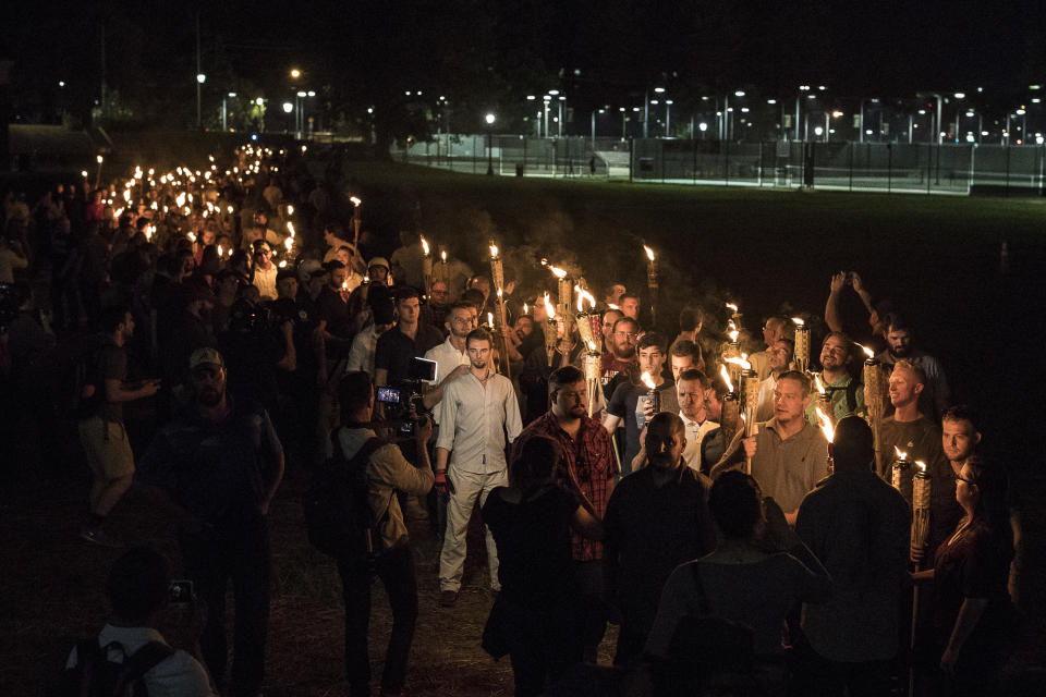 Nacionalistas blancos con antorchas marchan hacia una estatua de Thomas Jefferson en el campus de la Universidad de Virginia en Charlottesville, el 11 de agosto de 2017. (Edu Bayer/The New York Times)
