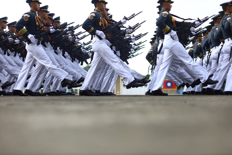 陸軍官校16日舉辦百年校慶，並由學生連踢正步。（中央社）