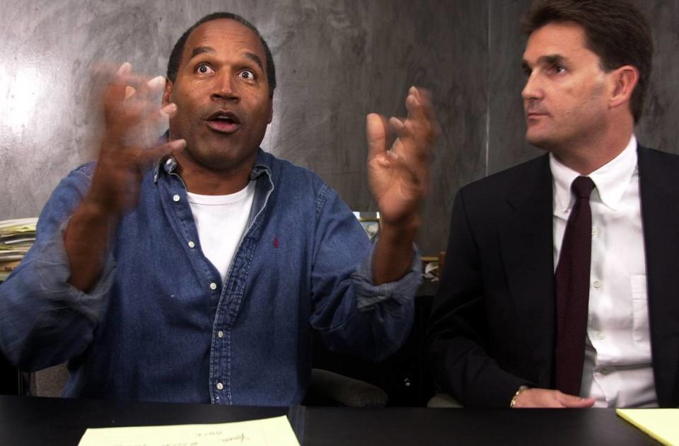 En 2001, O.J. Simpson y su abogado Yale Galanter hablan sobre su arresto en un altercado de tráfico. Simpson afirma que no pasó nada.