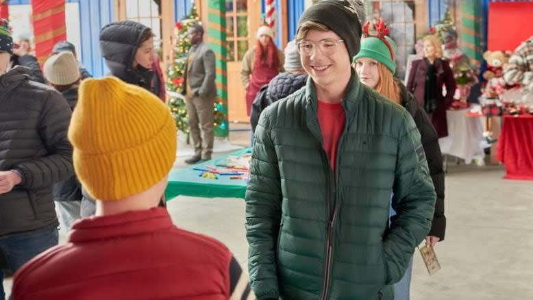 Auldin Maxwell makes a cameo on A World Record Christmas. (Hallmark Movies & Mysteries - image credit)