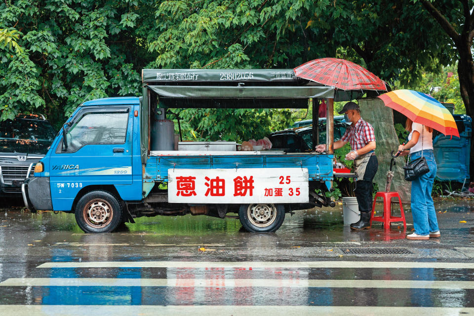 「社子第一好吃蔥油餅」老闆不希望客人撲空，仍冒著暴雨出門賣餅。