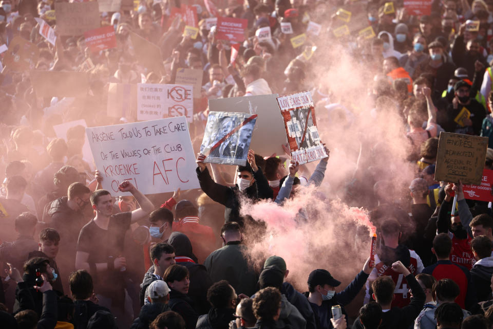 Fans des FC Arsenal protestieren gegen die geplante European Super League. (Bild: REUTERS/Henry Nicholls)