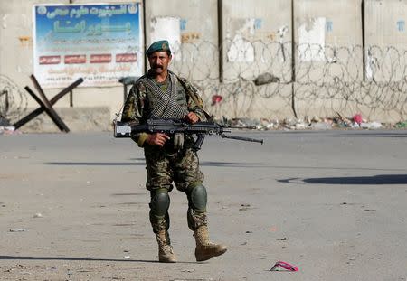 An Afghan National Army (ANA) soldier keeps watch outside the Bagram Airfield entrance gate, after an explosion at the NATO air base, north of Kabul, Afghanistan November 12, 2016. REUTERS/Omar Sobhani