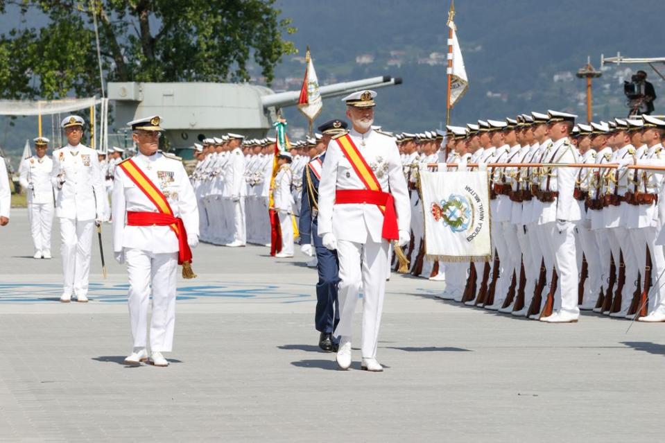 Los Reyes y la princesa Leonor en la Escuela Naval de Marin el 16 de julio de 2024pasando revista a las tropas