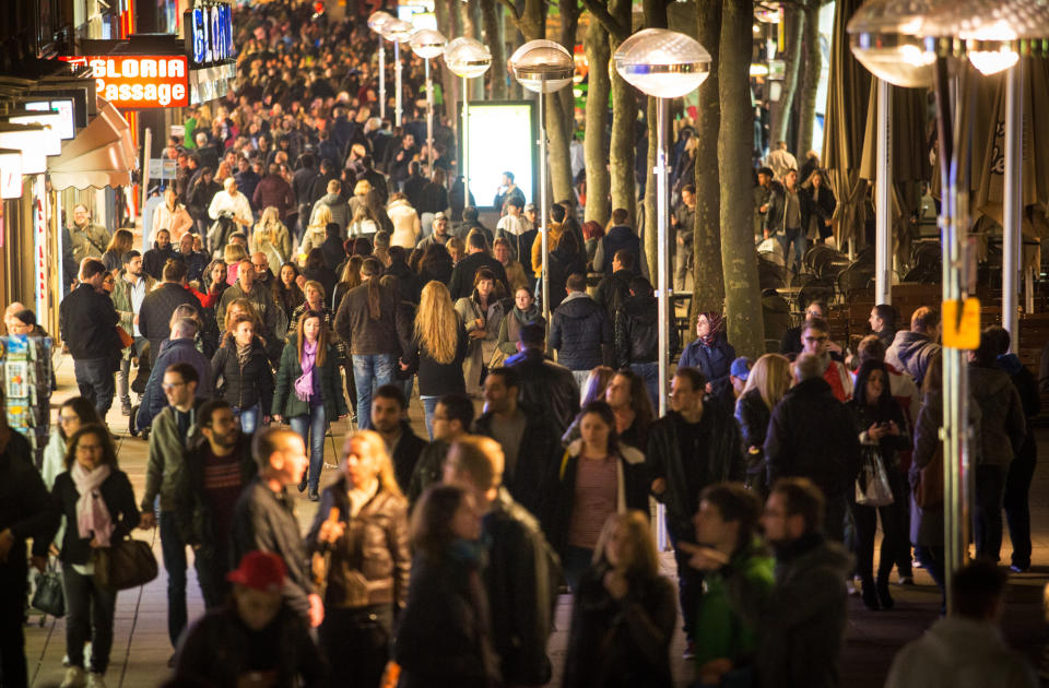 Fast 17.000 Menschen strömen pro Stunde durch die meistbesuchte Einkaufsmeile der Republik, wie eine Zählung des Unternehmens JLL zeigt. Etwas weniger sind es in der Stuttgarter Königstraße, die auf 8.890 Passanten kommt – Platz 10. Hier kommen die anderen neun Top-Einkaufsstraßen.