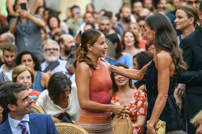 El cariñoso encuentro de la Reina con la actriz Irene Escolar en Palma