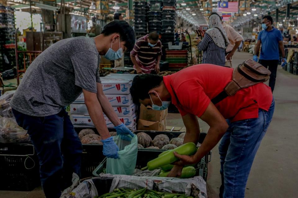 Annuar said his ministry is encouraging youths to work in the Selayang market with a minimum month salary of RM2,400 on offer. — Picture by Firdaus Latif