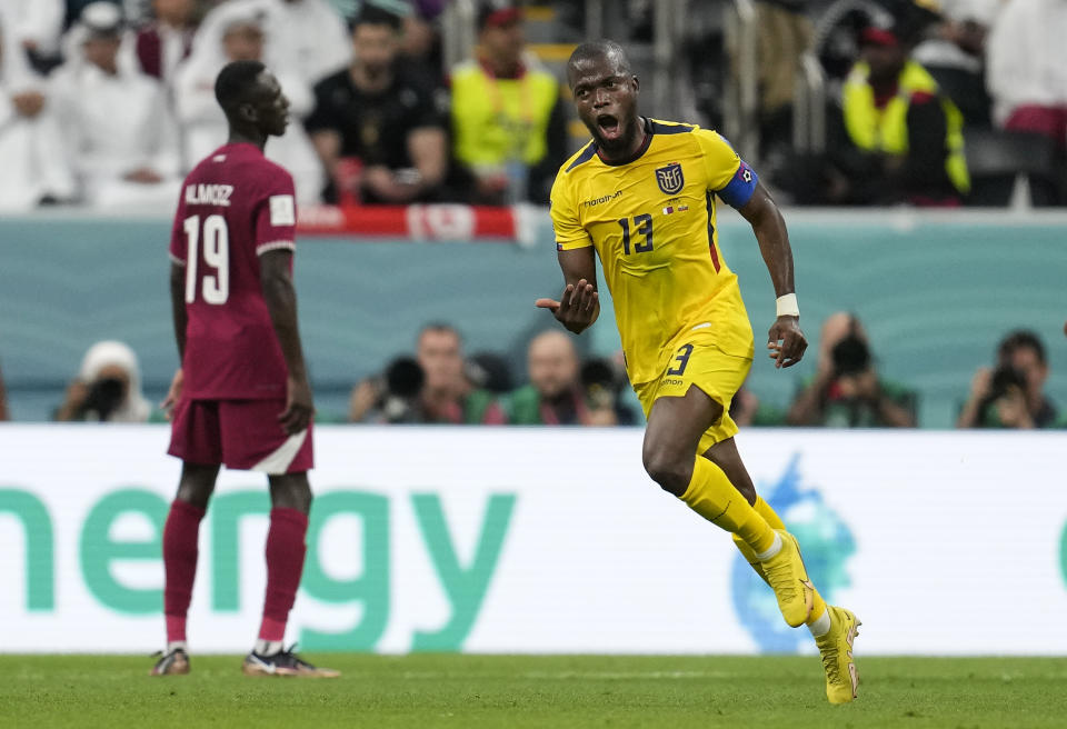 El capitán de Ecuador, Enner Valencia, celebra tras anotar su segundo gol el anfitrión ante Qatar en el partido inaugural de la Copa del Mundo en el estadio Al Bayt de Al Khor, 20 de noviembre 2022. (AP Foto/Natacha Pisarenko)