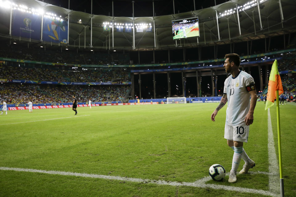 Argentina's Lionel Messi gets ready to strike a corner kick during a Copa America Group B soccer match against Colombia at the Arena Fonte Nova in Salvador, Brazil, Saturday, June 15, 2019. (AP Photo/Ricardo Mazalan)