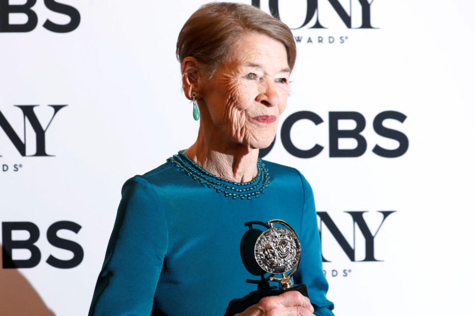 Glenda Jackson recibe un premio Tony en 2018.