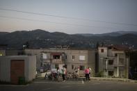 La principal fuente de ingresos ahora en la ciudad es la agricultura, pero la mejor opción para los jóvenes es emigrar a países de la Unión Europea. En la imagen, unos niños juegan en una calle de Ballsh. (Foto: Daniel Cole / AP).