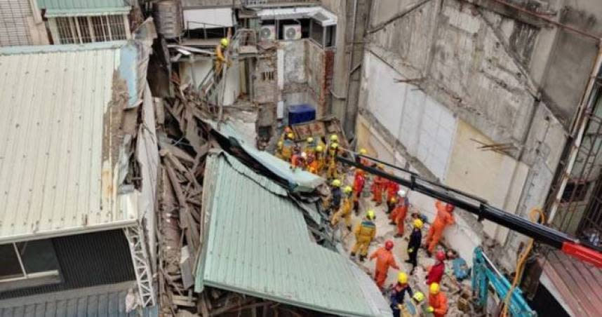 台中一棟2層樓老屋在施工時發生倒塌意外。（圖／翻攝畫面）