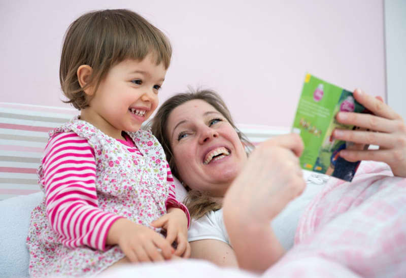 Reading is done together in bed, but where the child ultimately sleeps is not so important, says one expert in child development. Andrea Warnecke/dpa