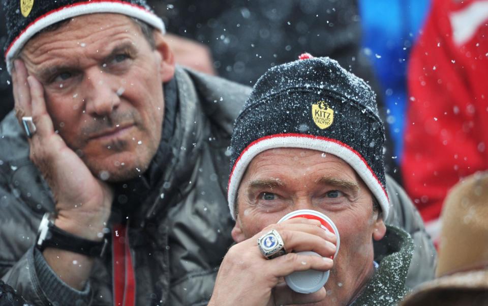 "Wir erzählen uns alles, aber wir können auch mal eine Stunde schweigend miteinander verbringen", erklärt Ralf Moeller (links) die seit vier Jahrzehnten währende Freundschaft zu Arnold Schwarzeneger (vor einigen Jahren beim Hahnenkammrennen in Kitzbühel). Es sei eine "Freundschaft, die im Leben angekommen ist: Man kann so sein, wie man ist, muss nichts beweisen oder vorgeben. Es geht um Loyalität und Vertrauen." (Bild: 2012 Getty Images/Martin Schalk)