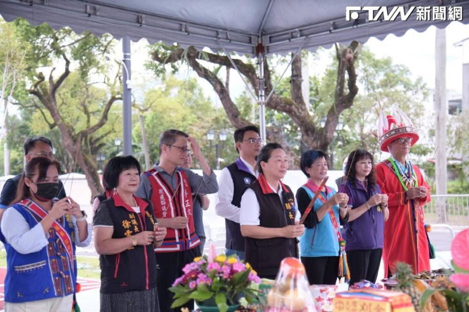 花蓮縣長徐榛蔚主持揭牌儀式，將菸葉廠舊址再利用，轉型為「花蓮縣運動休閒園區」