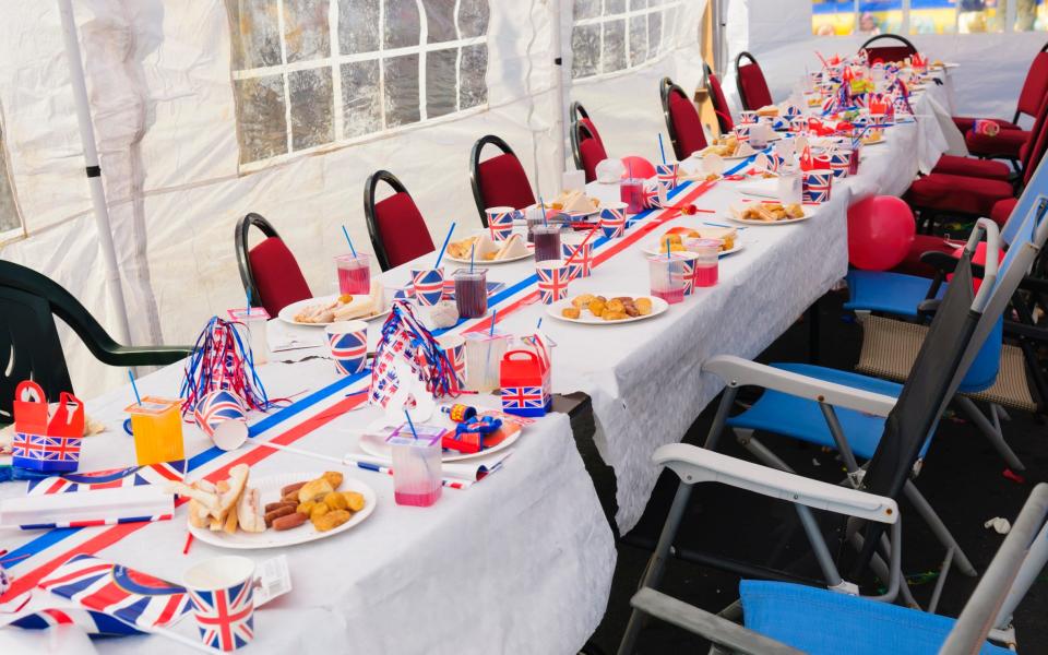 Una mesa de fiesta en la calle - Stephen Barnes/iStockphoto