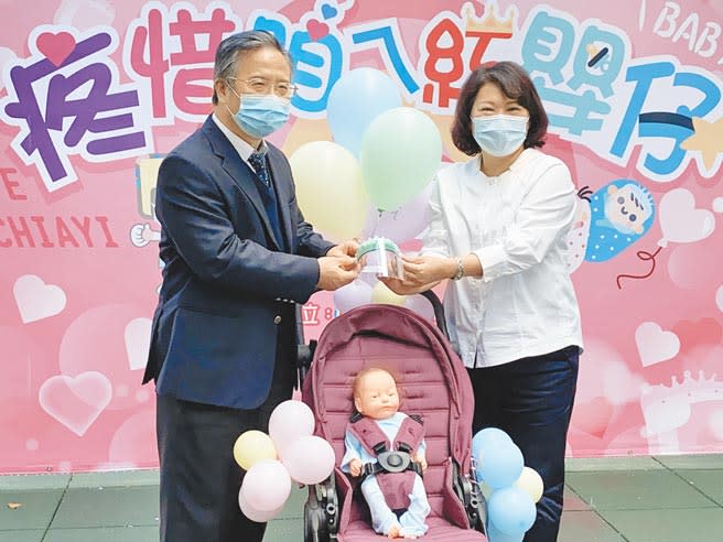 嘉義基督教醫院長姚維仁（左）代表捐贈新生兒防護面罩，嘉義市長黃敏惠（右）代表接受。（廖素慧攝）
