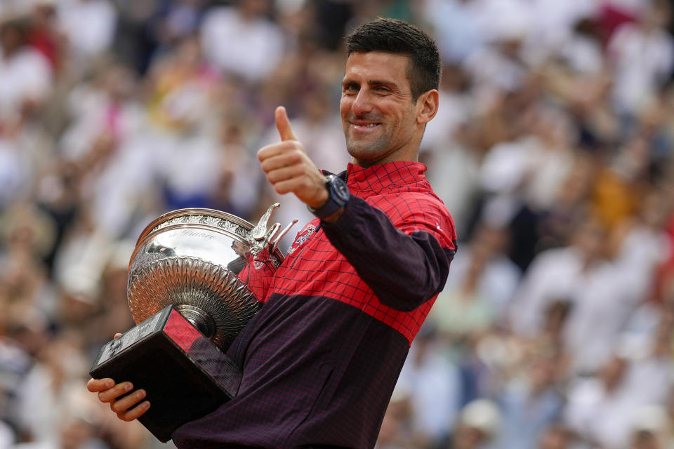 Novak Djokovic con el trofeo de campeón del Abierto de Francia tras derrotar a Casper Ruud en la final, el domingo 11 de junio de 2023. (AP Foto/Thibault Camus)